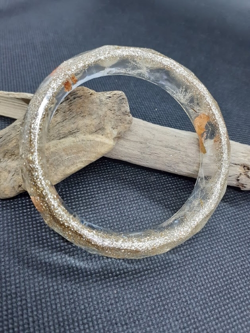 Bracelet transparent, en résine et paillettes