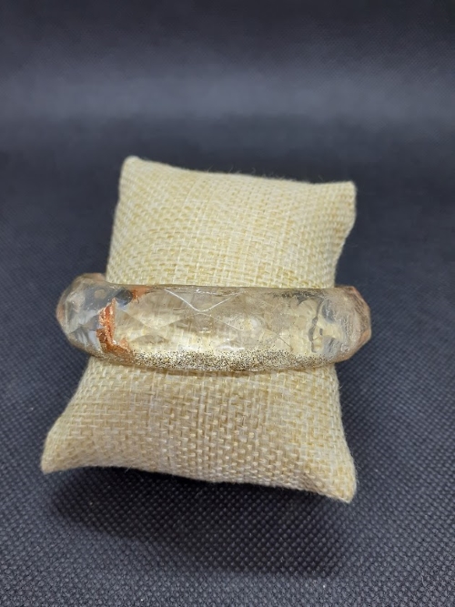 Bracelet transparent, en résine et paillettes