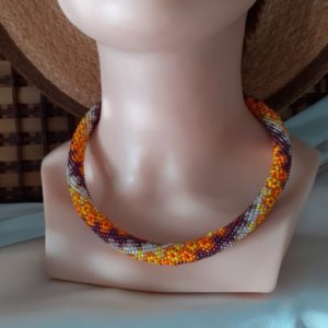 Collier court fleurs orange