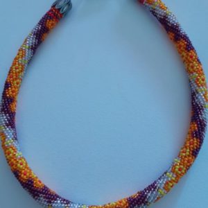 Collier court fleurs orange