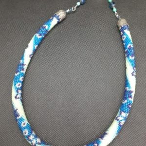 Collier au crochet fleuri aux tons bleus