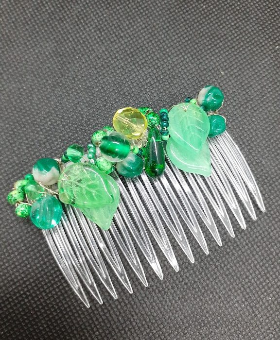 Peigne pour coiffure, décoré de perles de verre vertes