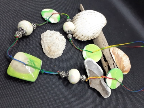 Sautoir, perles faites main et céramique, aux couleurs vert anis et nacre