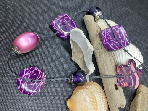 Sautoir en perles faites main et perles de verre, aux couleurs rose et violet