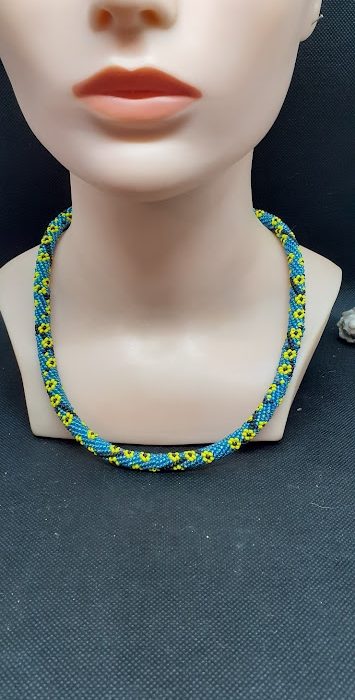 Collier court, fait main, perles de rocaille, fond bleu fleuri jaune