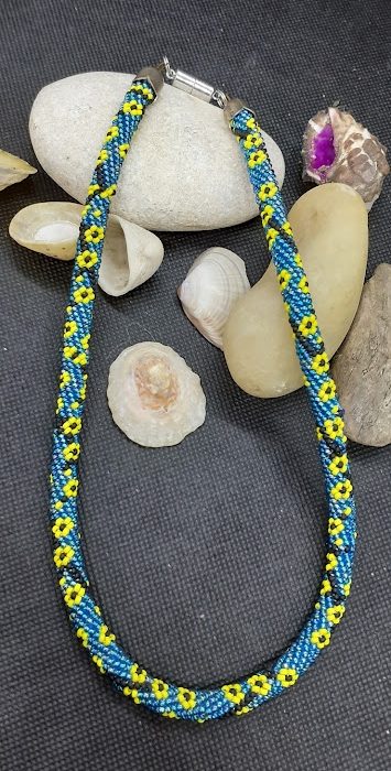 Collier court, fait main, perles de rocaille, fond bleu fleuri jaune