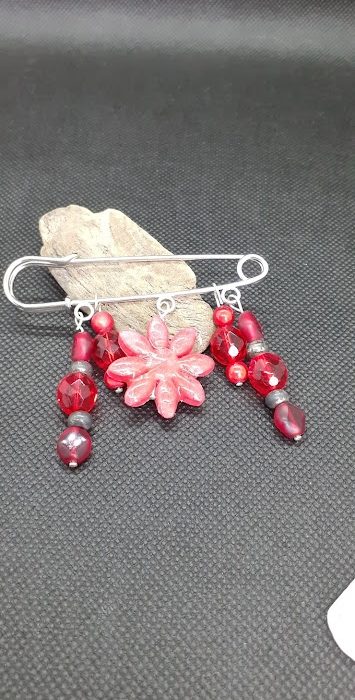 Broche épingle rouge