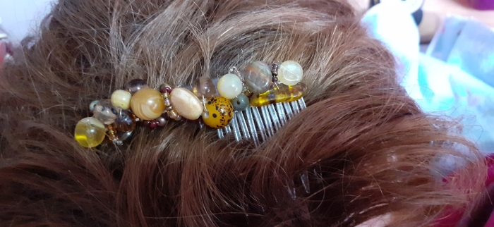 Peigne à cheveux avec de jolies perles de verre aux tons marron