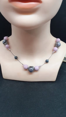 Collier court gris et rose